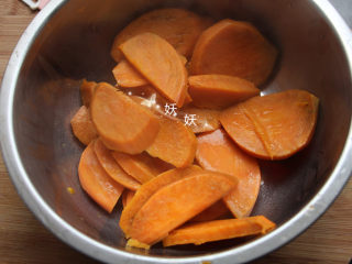 5、红薯饼干,红薯要充分的蒸熟，才好进行下一步哦。