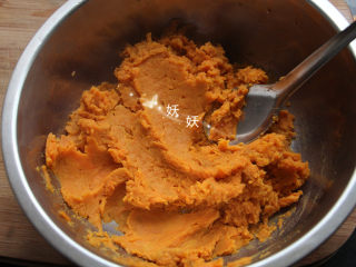 6、红薯饼干,蒸熟的红薯用勺子碾压成泥，熟透的红薯轻轻一压就可以成泥状了。追求特别细腻口感的可以用搅拌机搅打一下。