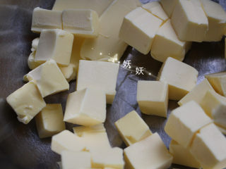 7、红薯饼干,黄油切成块，室温回软，用手轻轻一压能压出一个洞为佳，这种天气需要开暖气操作。