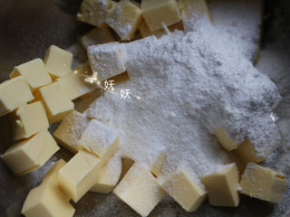 8、红薯饼干,加入糖粉，不要用白砂糖，也不要减糖，糖粉的延展性是砂糖代替不了的。