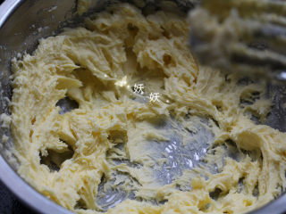 9、红薯饼干,用电动打蛋器打至蓬松的状态。