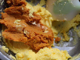 11、红薯饼干,将红薯泥加入打发好的黄油，用硅胶刀压拌均匀。