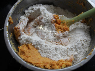 12、红薯饼干,筛入低筋面粉，我用的新良，每个牌子的面粉吸水性不同，不同牌子的面粉要注意适当增减用量。