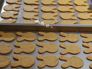 15、红薯饼干,摆入不粘烤盘，普通烤盘要垫油纸或者油布烤。