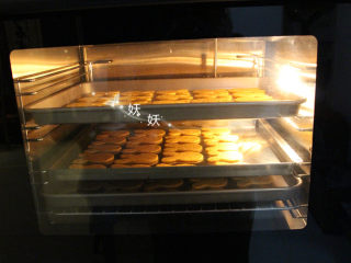 17、红薯饼干,烤箱提前预热，我用的风炉，可以多层同烤，普通烤箱一次烤一层，160度，20分钟，普通烤箱180度，中层，上下火，20分钟左右。