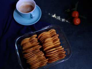 18、红薯饼干,出炉后放凉饼干就可以很酥脆了，放凉后的饼干装入保鲜盒密封保存，防止受潮变软哦！自己做的饼干没有添加，万一受潮可以入烤箱回烤一下就又可以酥脆了。