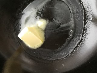 2、了不起的小番茄+番茄鸡肉酱意面,锅里放入30克黄油化开。