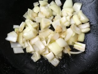 3、了不起的小番茄+番茄鸡肉酱意面,放入洋葱炒香