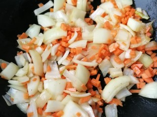 4、了不起的小番茄+番茄鸡肉酱意面,放入胡萝卜翻炒均匀