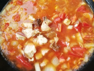 7、了不起的小番茄+番茄鸡肉酱意面,放入切成丁的鸡胸肉加水，