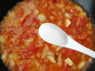 8、了不起的小番茄+番茄鸡肉酱意面,加入3克盐，5克糖，大火烧开转小火炖15分钟