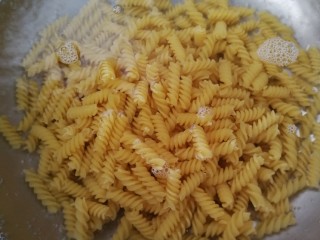 10、了不起的小番茄+番茄鸡肉酱意面,开始煮意面，水开大约煮20分钟。一定要加点橄榄油，防粘。