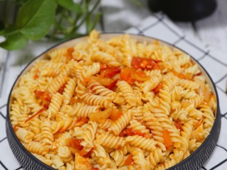 11、了不起的小番茄+番茄鸡肉酱意面,把西红柿鸡肉酱浇在煮好的意面上开吃吧！