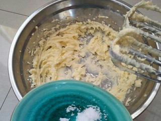 6、母亲节爱心饼干,加入盐打发。