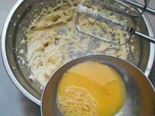 7、母亲节爱心饼干,加入鸡蛋液打发。