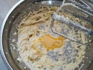 8、母亲节爱心饼干,鸡蛋液分成三次打发，一步一步操作到位。