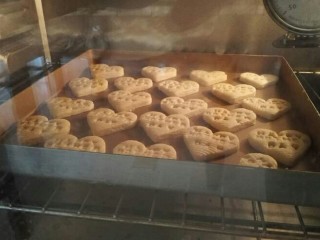 15、母亲节爱心饼干,烤箱200度烤12～15分钟，上色即可。