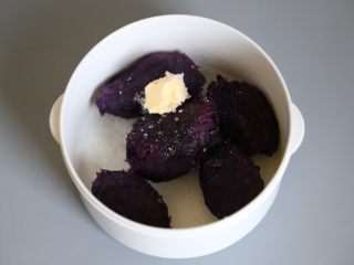 5、低脂健康 紫薯月饼 ,放入黄油，将起到将偏干质地的紫薯润滑、调节口感的作用。