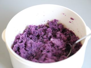 6、低脂健康 紫薯月饼 ,用勺子将加入了砂糖和黄油的紫薯压碎，搅拌均匀。