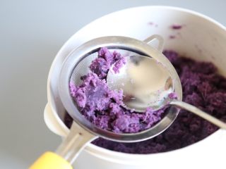 7、低脂健康 紫薯月饼 ,拿一个网筛，和勺子，将紫薯以按压的方式过筛。