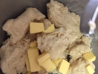 8、口袋面包仔,放入黄油，厨师机2档和面5分钟