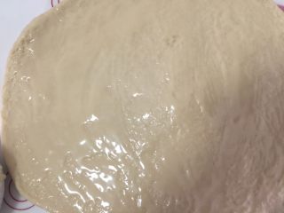 11、口袋面包仔,擦上一层炼乳，这一步随自己喜好，你可以擦蜂蜜、糖浆…等都行