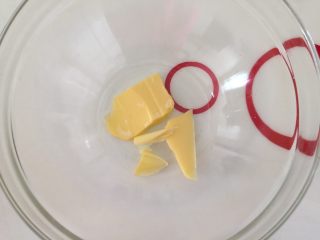 1、早餐浓香可可石头饼干,用一干净的大碗，放入黄油待其软化