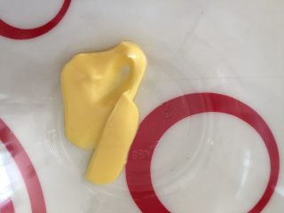 2、早餐浓香可可石头饼干,黄油软化至用手指轻轻按下去就有坑的就行