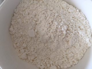 3、早餐浓香可可石头饼干,用一干净碗，放入低筋粉