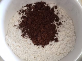 4、早餐浓香可可石头饼干,放入可可粉