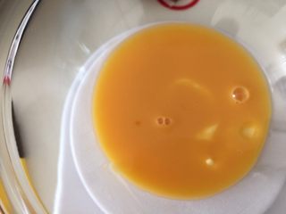 6、早餐浓香可可石头饼干,鸡蛋液倒入装有已软化好的黄油的碗里
