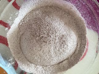 9、早餐浓香可可石头饼干,筛入粉类混合物