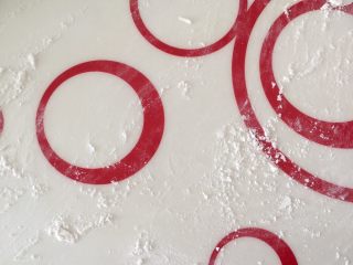 12、早餐浓香可可石头饼干,桌上撒粉（低筋粉）