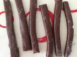 14、早餐浓香可可石头饼干,切成1cm宽的条