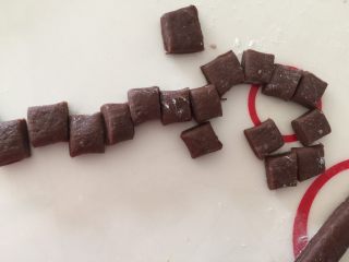 15、早餐浓香可可石头饼干,再切成1cm大小的块块～