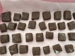 16、早餐浓香可可石头饼干,排列放在烤盘上