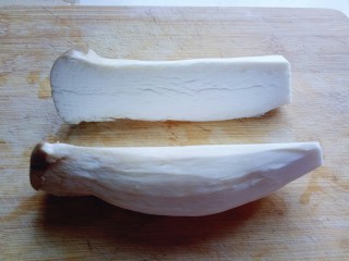 3、凉拌手撕杏鲍菇,将去过皮和根的杏鲍菇一切二。