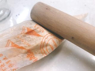 4、BOX蛋糕（酸奶慕斯）????????????,使用饼干的一样敲碎