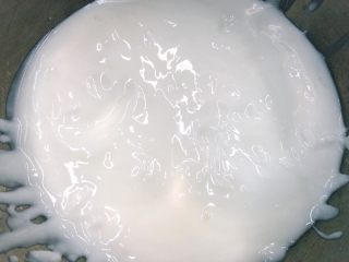 6、BOX蛋糕（酸奶慕斯）????????????,拿个干净的碗加入细糖和酸奶