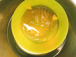 8、BOX蛋糕（酸奶慕斯）????????????,泡软的吉利丁片隔热水融化。