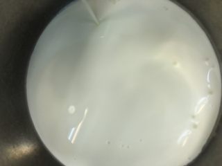 9、BOX蛋糕（酸奶慕斯）????????????,加入酸奶液里面，搅拌均匀