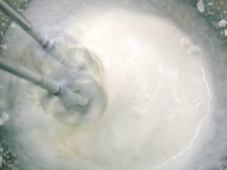 10、BOX蛋糕（酸奶慕斯）????????????,另取一碗加入淡奶油，一档打发