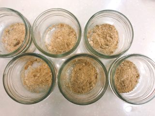 13、BOX蛋糕（酸奶慕斯）????????????,杯子里面倒入一层饼干碎