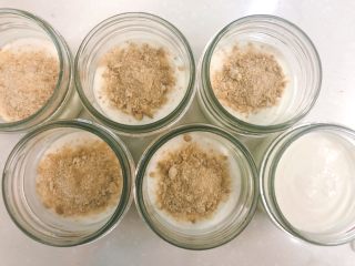 15、BOX蛋糕（酸奶慕斯）????????????,再倒入一层饼干