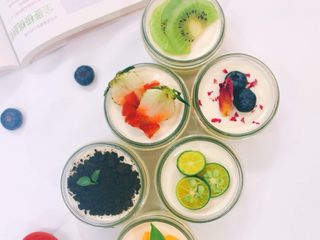 17、BOX蛋糕（酸奶慕斯）????????????,凝固的蛋糕做装饰。