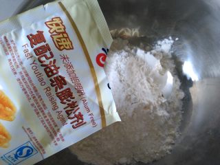 1、香酥油条,面粉里放入盐、糖、小苏打、油条膨松剂后混合均匀