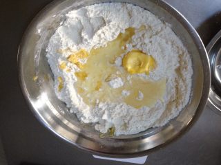 2、香酥油条,随后放入牛奶、黄油、玉米油、鸡蛋液，再逐步倒入清水和面