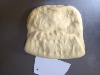 3、香酥油条,和成较软的面团后开始揣面