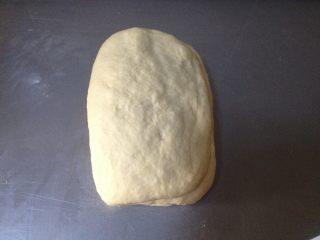 4、香酥油条,将面团叠层揣好后，放置10分钟在反复揣一次