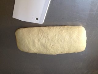 5、香酥油条,面揣好后整成长条形